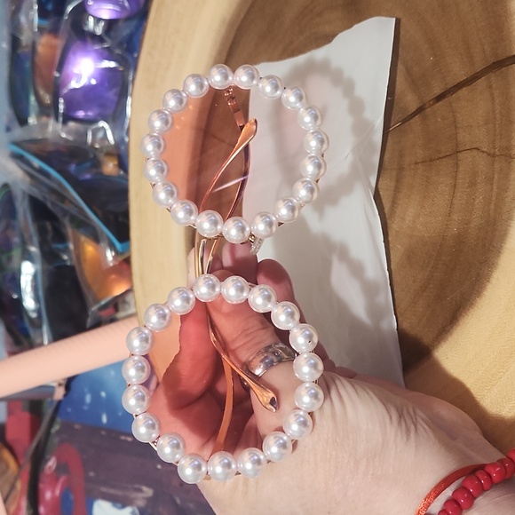 Round Frame with Faux Pearl Accents New Fashion Glasses - Picture 4 of 4